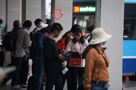 “Cái bang” lẽo đẽo theo hành khách xin tiền ở bến xe sau dịp nghỉ Giỗ Tổ