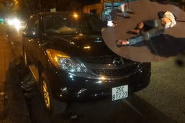 Kinh hoàng ô tô đâm xe máy kéo lê người đi hàng trăm mét