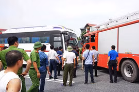 Cận cảnh dựng lại hiện trường xe khách đâm xe cứu hỏa