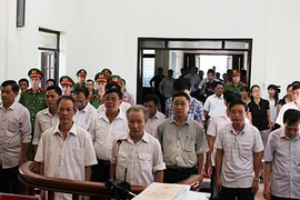 Các bị cáo sai phạm đất ở Đồng Tâm cúi đầu lĩnh án
