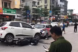 Ô tô "điên" gây tai nạn liên hoàn cuốn xe máy vào gầm