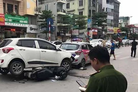 Ô tô "điên" gây tai nạn liên hoàn cuốn xe máy vào gầm