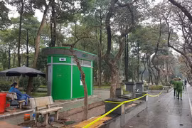 Hà Nội: Hãi hùng phát hiện thi thể người phụ nữ trong vườn hoa