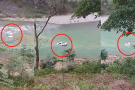 Ô tô bán tải bị nước suối cuốn trôi, hai người thoát chết