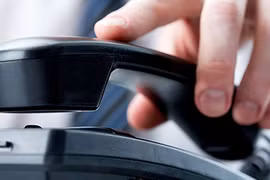 Cụ ông 71 tuổi nghe điện thoại, hơn nửa tỷ “không cánh đã bay“