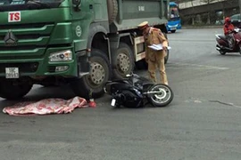Xe máy va chạm ô tô tải, cháu bé 2 tuổi tử vong thương tâm