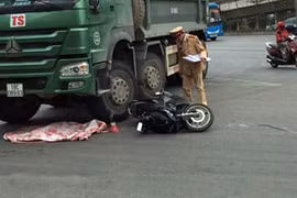 Xe máy va chạm ô tô tải, cháu bé 2 tuổi tử vong thương tâm