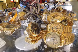 Hàng trăm đồng hồ nhái thương hiệu được bày bán ở Sài Gòn