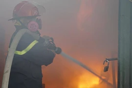 Cháy lớn kho hàng công ty gần bến xe Nước Ngầm