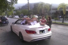 Nữ tài xế gây choáng khi mang Mercedes tiền tỷ đi bán trứng dạo