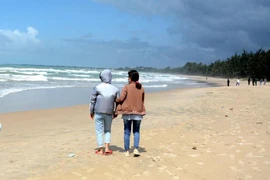 4 người đuối nước ở Bình Thuận: Vợ thoát nạn ngóng tin chồng mất tích