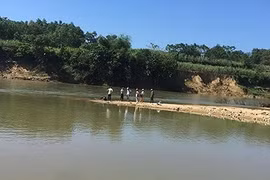 Hà Nội: Hoảng hồn phát hiện hai phần thi thể người trên sông