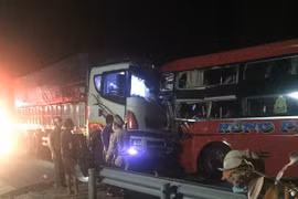 Nhiều người thương vong trong vụ xe khách đâm xe tải ở Nam Hải Vân