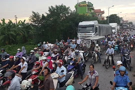 Ảnh: Người Hà Nội "chôn" chân ở Quốc lộ 1A vì tai nạn giao thông