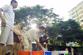 Người Hà Nội khốn khổ chia nhau từng xô nước sạch