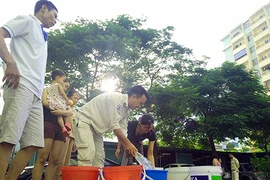 Người Hà Nội khốn khổ chia nhau từng xô nước sạch