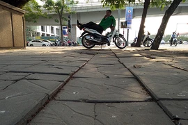 Cận cảnh đá vỉa hè Hà Nội mới đại tu đã “nát bươm“