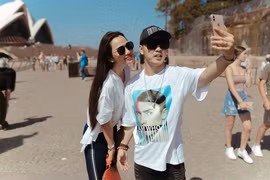 Vợ chồng Ưng Hoàng Phúc hưởng trăng mật cùng vị khách đặc biệt