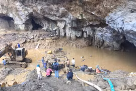 Bắt giữ chủ bãi vàng có hai người bị mắc kẹt trong hang 