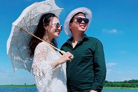 Vợ xinh từ bỏ hào quang để đứng sau “vua nhạc đỏ” Đăng Dương