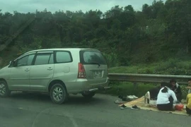Chặn ô tô 7 chỗ trải chiếu ăn uống trên cao tốc Nội Bài - Lào Cai