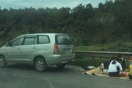 Chặn ô tô 7 chỗ trải chiếu ăn uống trên cao tốc Nội Bài - Lào Cai