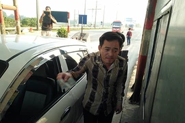 Lái xe gay gắt với nữ nhân viên BOT Bắc Thăng Long - Nội Bài