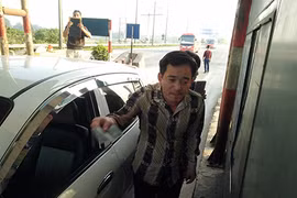 Lái xe gay gắt với nữ nhân viên BOT Bắc Thăng Long - Nội Bài