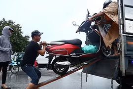 Dân hốt bạc nhờ cứu xe ngập nước trên Đại lộ Thăng Long