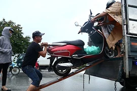 Dân hốt bạc nhờ cứu xe ngập nước trên Đại lộ Thăng Long