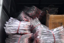 Video: Bắt giữ 2 xe tải hàng không nguồn gốc trong ngôi nhà ở ngõ sâu Hà Nội