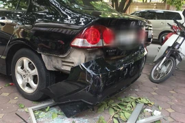 Cầu Giấy: Cửa kính chung cư bất ngờ rơi trúng xe ô tô