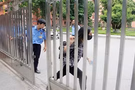 Ảnh thí sinh chạy như bay vì đi thi Ngoại ngữ muộn
