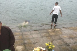 Hãi hùng thi thể nữ giới nổi lập lờ ở hồ Định Công