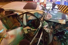 Ô tô đâm vào trạm thu phí Hà Nội - Hải Phòng, 2 người thương nặng 