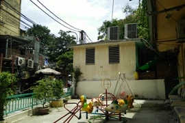 Người Hà Nội liều mạng buôn bán quanh trạm biến áp