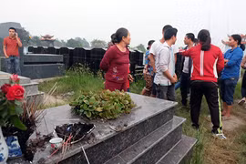 Ảnh: Hàng loạt bát hương trong nghĩa trang bị đập tan nát