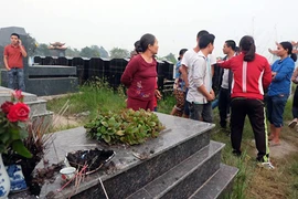 Ảnh: Hàng loạt bát hương trong nghĩa trang bị đập tan nát