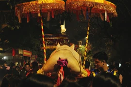 Hàng nghìn người chen chân xem rước “ông lợn” khổng lồ ở Hà Nội