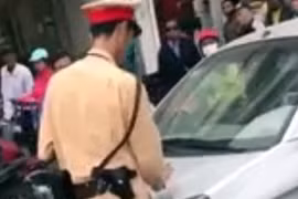 Nữ tài xế cố thủ, đạp ga “ủn” CSGT ở Hà Nội đi gần 100m