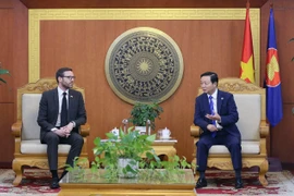 Bộ trưởng Trần Hồng Hà và ông Iain Frew, Đại sứ đặc mệnh toàn quyền Vương Quốc Anh tại Việt Nam.