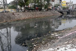 Cận cảnh sông Kim Ngưu thành bãi sình lầy, bốc mùi xú uế
