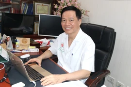 Người chiến sĩ áo trắng tiên phong trong phẫu thuật ghép chi thể