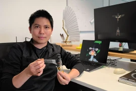 TS Phan Hoàng Vũ: “Cha đẻ” robot siêu nhỏ bay như côn trùng