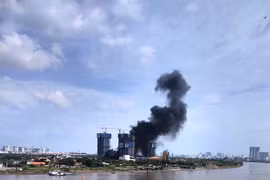 Cận cảnh hiện trường vụ cháy dự án Empire City sát hầm Thủ Thiêm