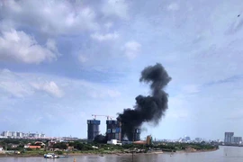 Cận cảnh hiện trường vụ cháy dự án Empire City sát hầm Thủ Thiêm