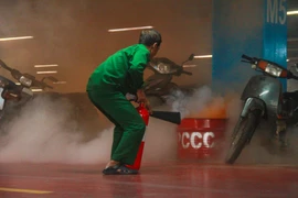 Giả định cháy bãi xe sân bay Tân Sơn Nhất, hàng chục nhân viên được huy động dập lửa, cứu người bị thương