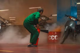 Giả định cháy bãi xe sân bay Tân Sơn Nhất, hàng chục nhân viên được huy động dập lửa, cứu người bị thương