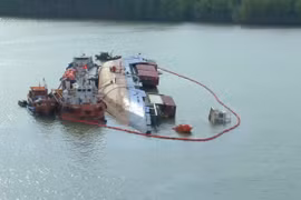 Hơn 130 tấn dầu được hút ra khỏi tàu chìm trên sông Lòng Tàu
