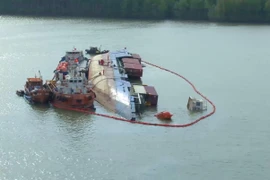 Hơn 130 tấn dầu được hút ra khỏi tàu chìm trên sông Lòng Tàu
